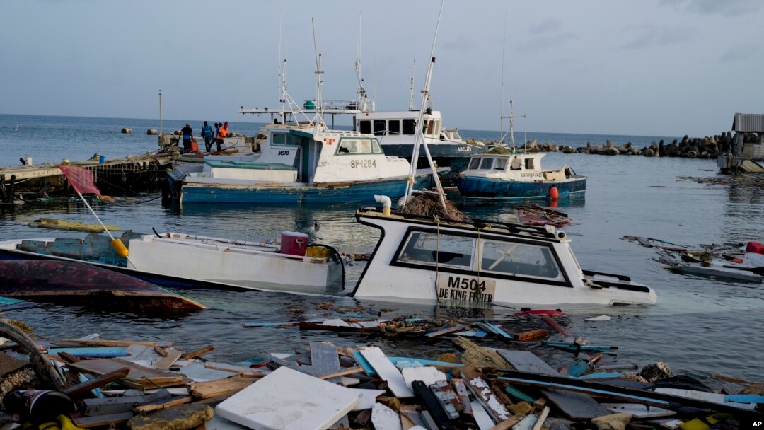 ARCHIVO - Barcos dañados por el huracán Beryl en Bridgetown Fisheries, Barbados, el 2 de julio de 2024. (AP Foto/Ricardo Mazalan, Archivo).