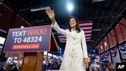 Calon kandidat presiden asal Partai Republik Nikki Haley menyapa para pendukungnya setelah berpidato dalam sebuah kampanye di Charleston, South Carolina, pada 15 Februari 2023. (Foto: AP/Mic Smith)