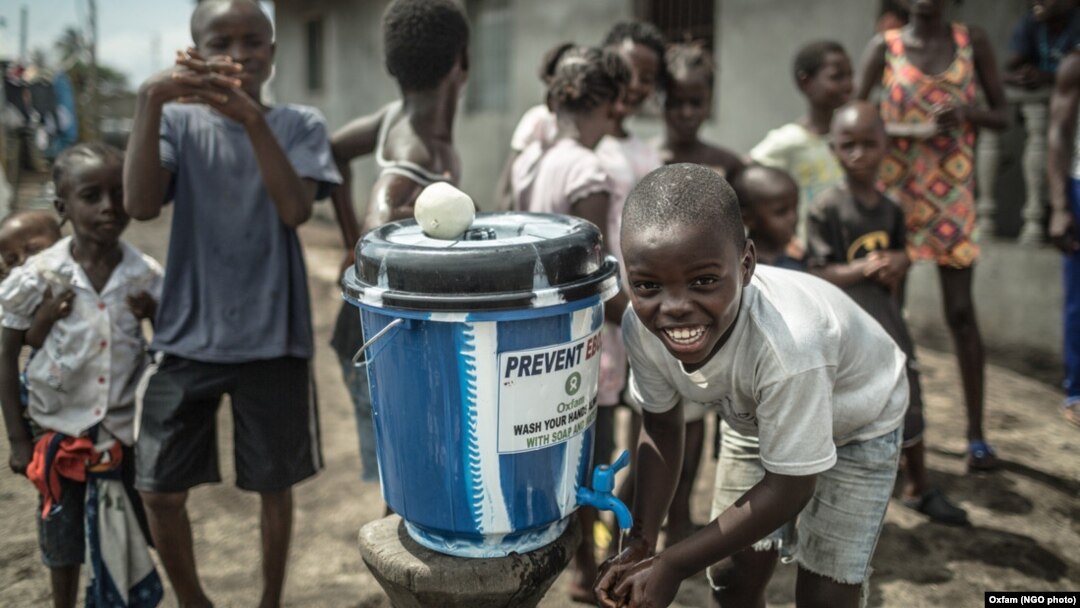 Training cuci tangan untuk anak-anak di Clara Town di Libéria untuk mencegah penularan wabah ebola yang dibiayai oleh Oxfam (foto: dok).