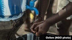 Sensibilisation au lavage des mains à Clara Town, un quartier du nord de Monrovia au Libéria.