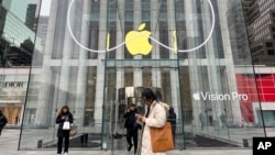 La tienda Apple en la Quinta Avenida, en Manhattan, Nueva York captada el viernes 22 de marzo de 2024.