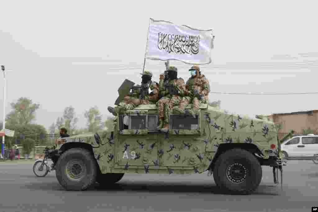 گروهی از جنگجویان طالبان در حال گذمه در شهر قندهار