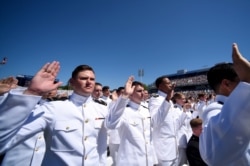 지난해 5월 미 해군사관학교 졸업 및 임관식에서 신임장교들이 오른손을 들고 선서를 하고 있다.