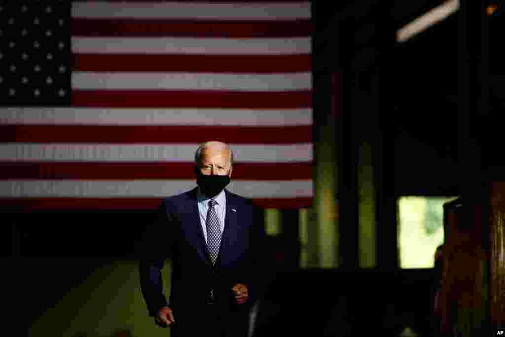 미국 민주당의 대선 후보인 조 바이든 전 부통령이 선거유세를 위해 펜실베니아주 돈모어에 있는 한 금속 공장에 도착했다. 