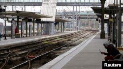 La gare de Lille Flandres quelques heures avant une grève nationale des cheminots français à Lille, France, le 2 avril 2018.