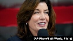 La vice-gouverneure Kathy Hochul prend la parole lors d'une cérémonie d'inauguration dans l'arrondissement du Bronx à New York, le 4 mai 2021. 