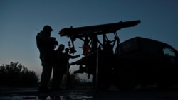 Miembros del grupo táctico de la compañía "Lobos Esteparios" preparan un pequeño MLRS hecho a mano para disparar contra las tropas rusas cerca de la línea del frente, en medio del ataque de Rusia a Ucrania, en Zaporizhzhia, Ucrania, el 27 de abril de 2024.