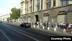 Акция солидарности с протестующими в Минске возле белорусского посольства в Москве