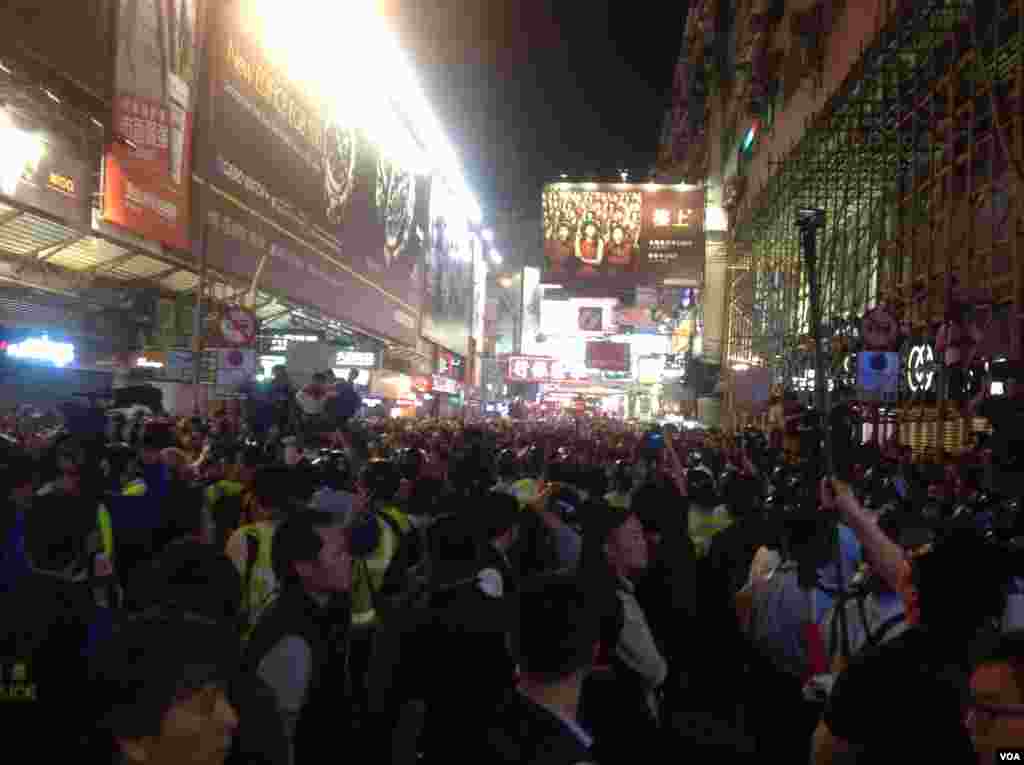 数以百计香港市民在旺角几外路段聚集 (美国之音海彦拍摄)