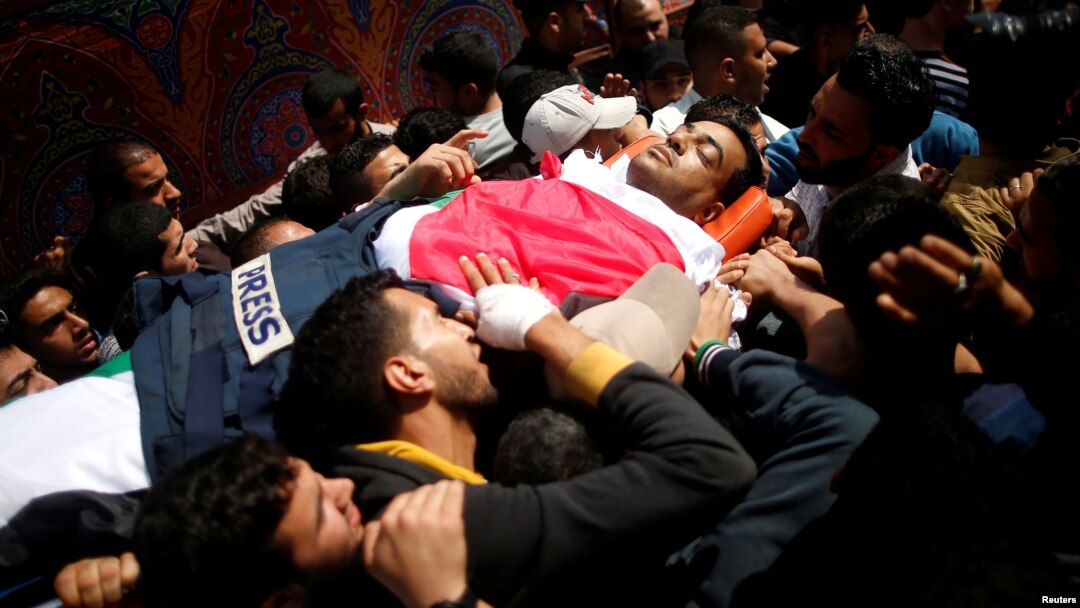 Acara pemakaman wartawan Palestina, Yasser Murtaja di kota Gaza (7/4). Almarhum tewas akibat luka tembak ketika memvideokan demonstrasi massal di dekat pagar perbatasan wilayah Israel hari Jumat (6/4).