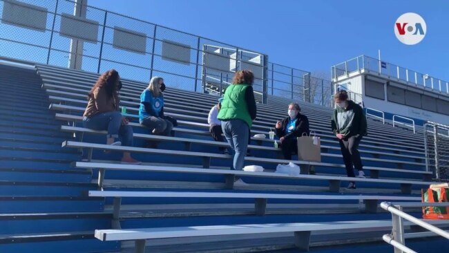 Ocho maestras a la caza de vacunas contra el COVID-19