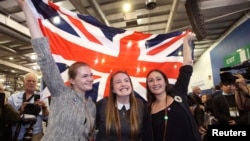 Defensores del "No" celebran el triunfo ondeando la bandera de la Unión, en Edinburgh.