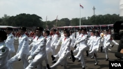 Sang Saka Merah Putih berkibar di halaman Istana Merdeka Jakarta dalam upacara Hari Kemerdekaan (17/8). (VOA/Andylala Waluyo)