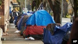 Tenda berjajar di trotoar di SW Clay St di Portland, Oregon, 9 Desember 2020. Menurut laporan tahunan pejabat daerah pada 20 Desember 2023, fentanil dan metamfetamin menyebabkan jumlah kematian tunawisma capai rekor pada 2022 di Multnomah County di Oregon. (Foto: AP)