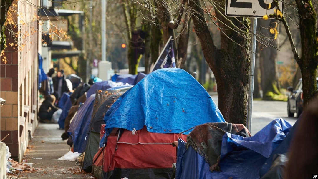 Šatori za beskućnike u Portlandu, država Oregon, fotografisani 9. decembra 2020. Prema godišnjem izveštaju zvaničnika Okruga Mulnomah, u kojem se nalazi i Portland, prošla godina je bila rekordna po broju umrlih od fentanila i metamfetamina. (Foto:AP/Craig Mitchelldyer)