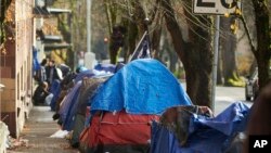 Šatori za beskućnike u Portlandu, država Oregon, fotografisani 9. decembra 2020. Prema godišnjem izveštaju zvaničnika Okruga Mulnomah, u kojem se nalazi i Portland, prošla godina je bila rekordna po broju umrlih od fentanila i metamfetamina. (Foto:AP/Craig Mitchelldyer)