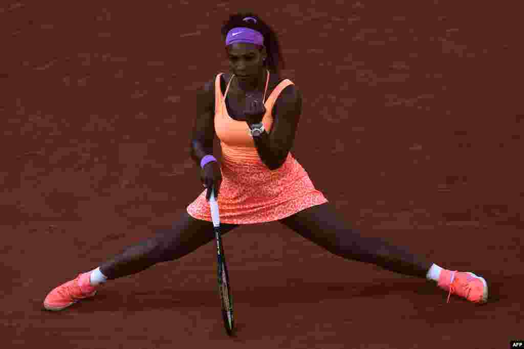 Serena Williams reacts during her match against Switzerland's Timea Bacsinszky during the women's semi-final match of the Roland Garros 2015 French Tennis Open in Paris, June 4, 2015. 