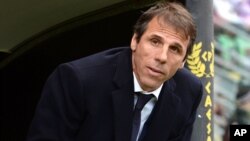 Pelatih Cagliari, Gianfranco Zola, pada pertandingan melawan Palermo, di kandang Palermo, Italia (6/1).