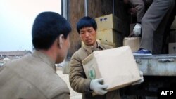 지난 2004년 4월 북한 룡천에서 세계식량계획(WFP)가 긴급 지원한 식량을 옮기고 있다. (자료사진)