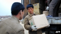 지난 2004년 4월 북한 룡천에서 세계식량계획(WFP)가 긴급 지원한 식량을 옮기고 있다. (자료사진)