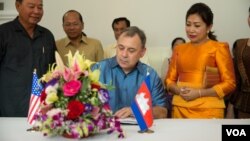 William Heidt, US ambassador in Cambodia, at the opening ceremony of Krakor Health Center in Pursat province, Cambodia, August 14, 2018. (Tum Malis/VOA Khmer) 