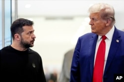 Presiden Donald Trump bertemu dengan Presiden Ukraina Volodymyr Zelenskyy di Trump Tower, Jumat, 27 September 2024, di New York. (Foto: AP)