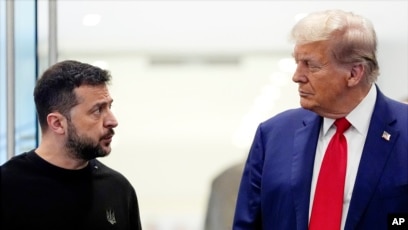 Tổng thống Ukraine Volodymyr Zelenskyy (trái) gặp cựu Tổng thống Donald Trump tại Tháp Trump ở New York, ngày 27/9/2024.