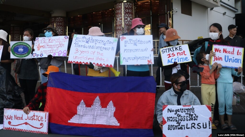 ក្រុមកូដករ​លើកបដាទាមទារ​យុត្តិធម៌នៅខាងមុខ​ក្រុមហ៊ុនកាស៊ីណូណាហ្កាវើលដ៏ ក្នុង​រាជធានី​ភ្នំពេញ នៅ​ថ្ងៃទី១៨ ខែធ្នូ ឆ្នាំ២០២៤។ (លាស់ លីបលីប/វីអូអេ)
