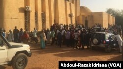 La foule est réunie devant la cour de Justice pour le procès de trafic de bébés, à Niamey, Niger, le 13 mars 2017. (VOA/Abdoul-Razak Idrissa)