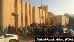 Une foule est réunie devant la cour de Justice pour le procès de trafic de bébés, à Niamey, Niger, le 13 mars 2017. (VOA/Abdoul-Razak Idrissa)