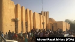 La foule est réunie devant la cour de Justice pour le procès de trafic de bébés, à Niamey, Niger, le 13 mars 2017. (VOA/Abdoul-Razak Idrissa)