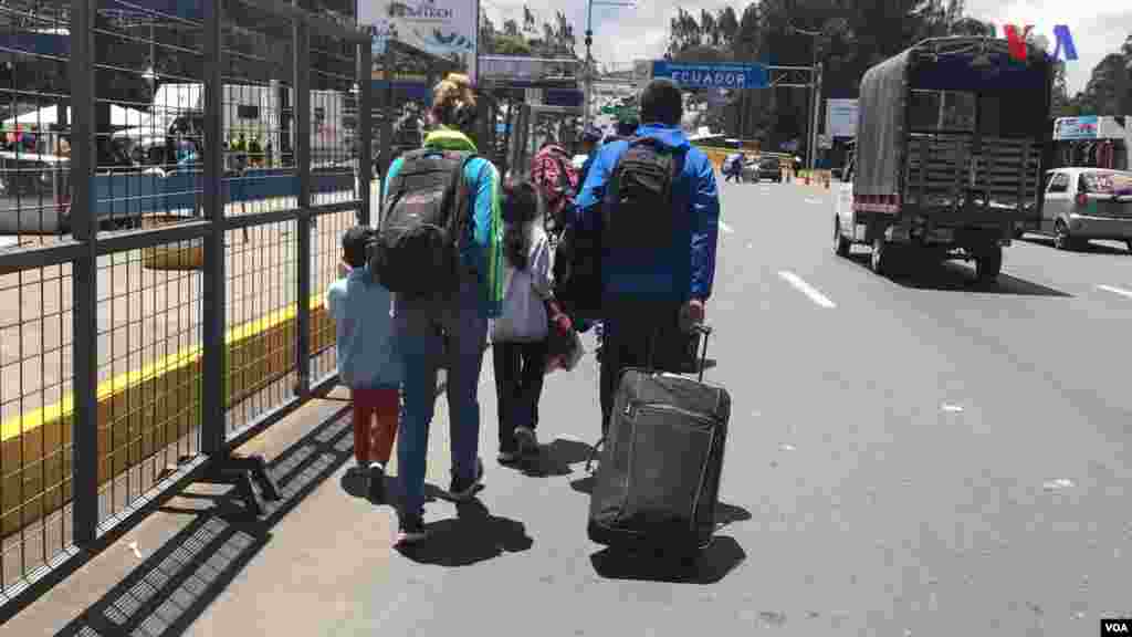 Esta familia venezolana espera cruzar la frontera entre Ecuador y Colombia en su viaje de retorno a Venezuela. (Foto: Alejandra Arredondo/VOA)