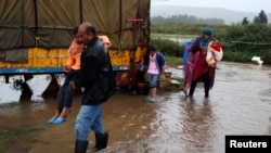 Des réfugiés marchant dans les eaux d'innondation, au Nord du Liban, le 7 janvier 2015. 