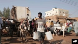 sejumlah warga berkumpul untuk mendapatkan air di wilayah Khartoum, Sudan, pada 28 Mei 2023. (Foto: AP/Marwan Ali)