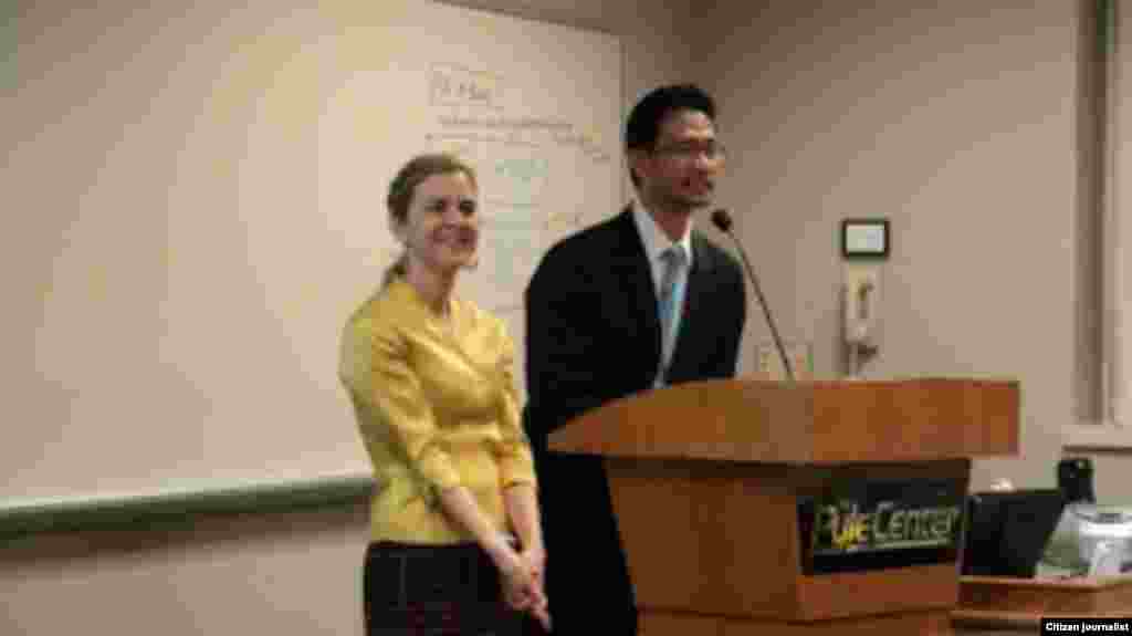 ດຣ. ວິນຍາ ສາຍສະໝຸດ, ຜູ້ອໍານວຍການສູນລາວ ແລະສ້າງຕັ້ງສູນສຶກສາ ແລະ ນາງ Samantha Miller, ຫົວໜ້າໂຄງການ ຂອງສູນລາວສຶກສາ