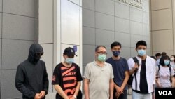 部份被拘留深圳港人家属9月21日到香港警察总部报案（左起）邓棨然弟弟邓先生、李子贤父亲李先生、郑子豪父亲郑先生、民主派立法会议员朱凯迪、本土派社运人士邹家成。 (美国之音/汤惠芸)