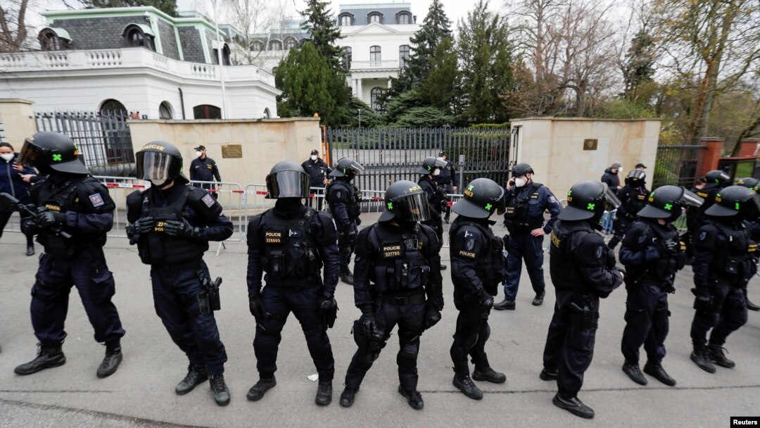 Para polisi bersiaga di luar Kedutaan Besar Rusia di Praha, Ceko, saat berlangsung demo memprotes keterlibatan intel Rusia dalam ledakan gudang amunisi di Vrbetice pada 2014, Minggu, 18 April 2021. (Foto: David W. Cerny/Reuters)