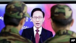 韩国士兵在首尔火车站观看李明博在电视上发表新年祝词