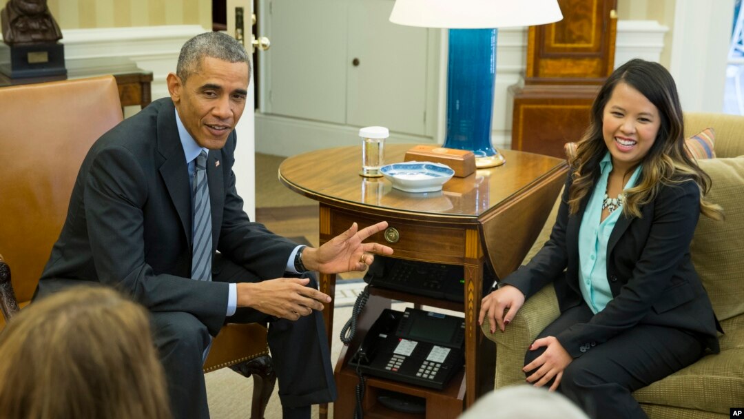 Perawat dan penyintas Ebola Nina Pham saat bertemu Presiden AS Barack Obama di Gedung Putih, Oktober 2014. (AP/Evan Vucci)
