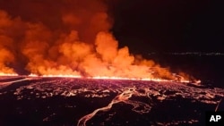 Los flujos de lava iluminan la noche en un volcán entre Hagafell y Stóri-Skógfell, en Islandia, el 16 de marzo de 2024. Foto de la Defensa Civil de Islandia divulgada por AP.