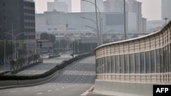 Sebuah jalan utama di Kota Wuhan, tampak sepi karena banyak orang memilih tinggal di rumah dan menghindari bepergian karena wabah corono virus yang merebak di kota di Provinsi Hubei, China, Rabu, 29 Januari 2020. (Foto: AFP)