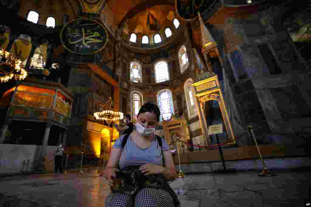 یک زن جوان در موزه ایاصوفیه در استانبول. محافظه‌کاران ترکیه خواستار تبدیل این موزه به مسجد هستند اما سکولار‌ها می‌گویند اینجا از زمان اتاتورک موزه شده است. مایک پمپئو از ترکیه خواست این مکان را همچنان موزه نگه دارد. 
