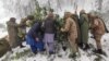 Tentara dan warga sipil membersihkan pohon dari jalan setelah hujan salju lebat di Murree, Pakistan, 8 Januari 2022. (Foto: Inter Services Public Relations/ISPR via REUTERS)