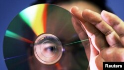 1999年8月26日，日本研究员展示一张储存200GB的记忆光盘。