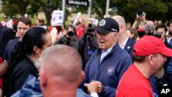 Predsednik Bajden se pozdravlja sa štrajkačima Ujedinjenog sindikata automobilskih radnika u Mičigenu, 26. septembra 2023. (Foto: AP/Evan Vucci)