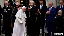 El papa Francisco llega a una ceremonia de bienvenida durante su visita apostólica a Hungría en el Palacio Sandor de Budapest, el 28 de abril de 2023.
