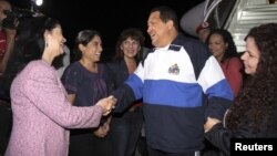 Foto distribuida por la presidencia de Venezuela, que muestra el arribo del presidente Hugo Chávez al aeropuerto Simón Bolivar, la maduragada del jueves 26 de abril de 2012.