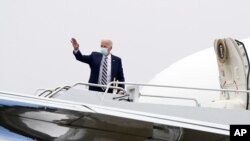 پرزیدنت بایدن در حال سوار شدن بر هواپیمای ویژه ریاست جمهوری ایالات متحده در فرودگاه نیوکسل در ایالت دلور. اول مارس ۲۰۲۱