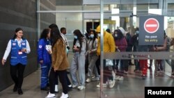 Kesên ku ji Amerîka hatine dersînor kirin Colombians deported from the United States arrive at El Dorado International Airport in Bogota