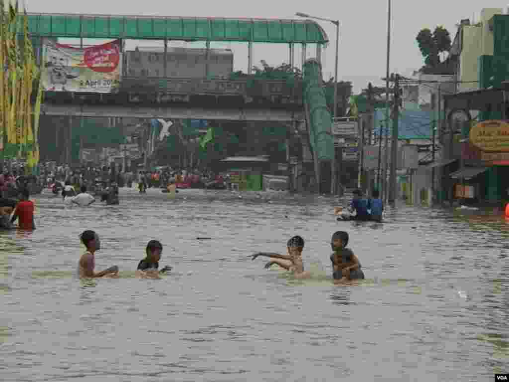 Banjir di daerah Kampung Melayu, Tebet, Jakarta Selatan (13/1). (VOA/Ahadian Utama)